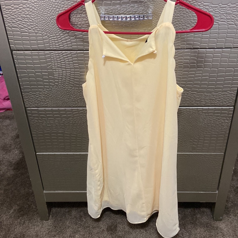 This vibrant yellow dress is from belk, it’s a size 14 girls. - Picture 2 of 3
